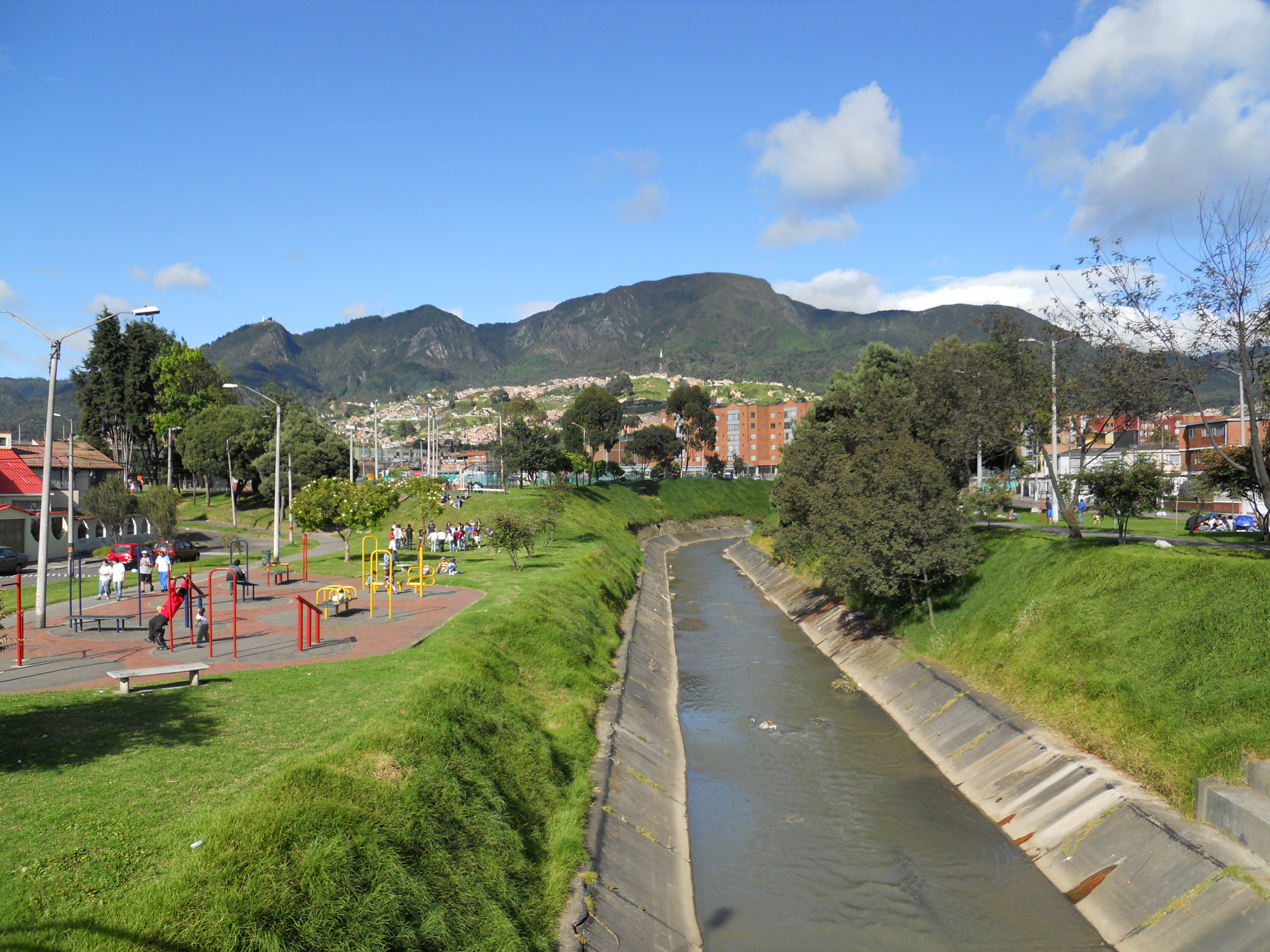 Bogotá, río Fucha hacia la kr 12.JPG