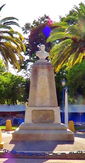 Archivo:Monumento a Arturo Prat Chacón en Plaza de armas de Quirihue