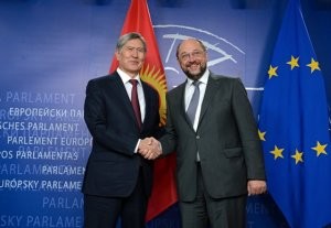 Archivo:Atambaev and Martin Schulz in EU
