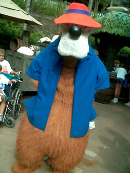 Archivo:Br'er Bear in a Disney park