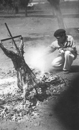 Archivo:Asado a la estaca in Argentina (preparing the "asado" for a picnic at the church) circa 1954
