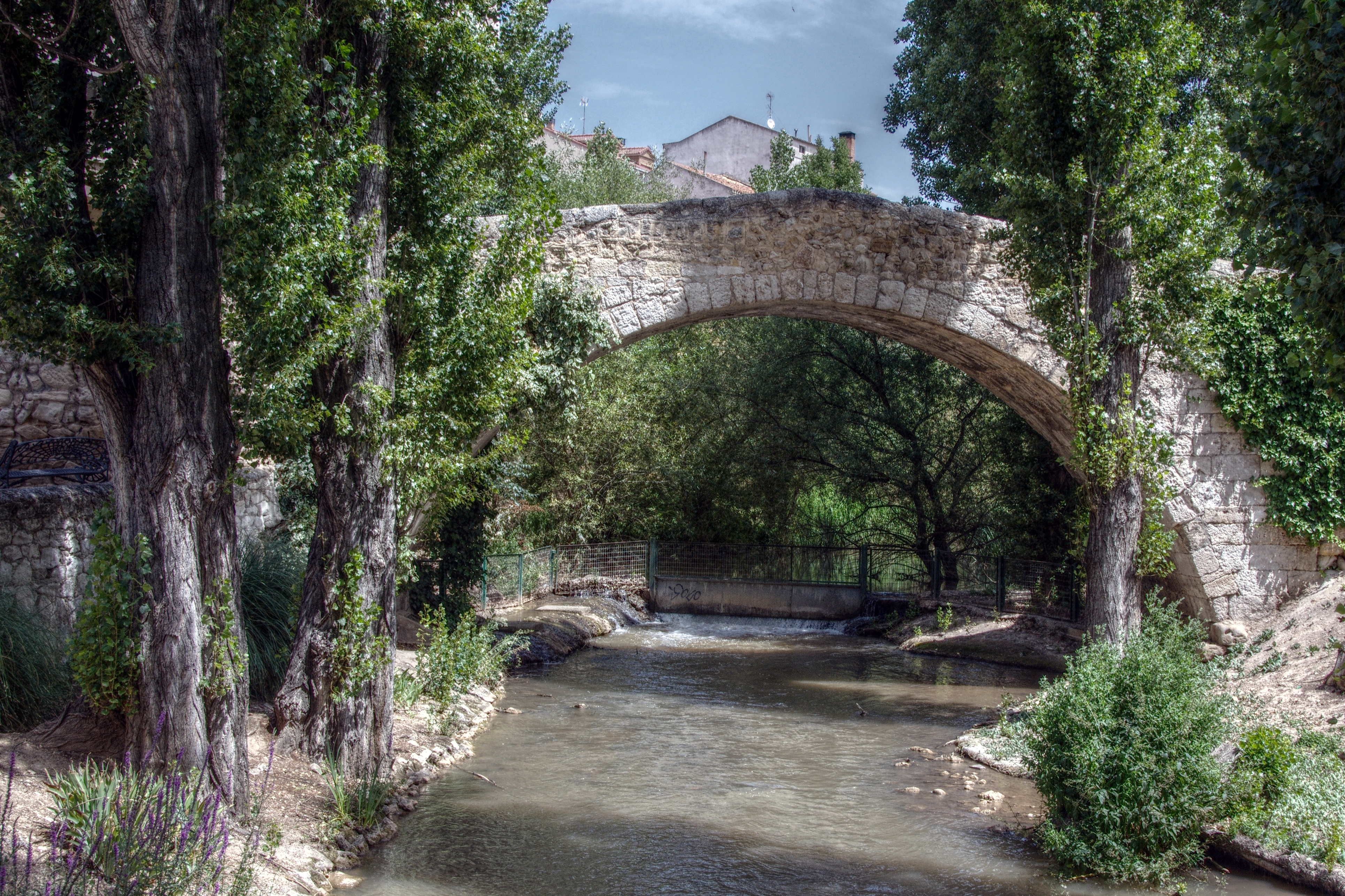 Puente medieval de las Tenerías (5909366402).jpg