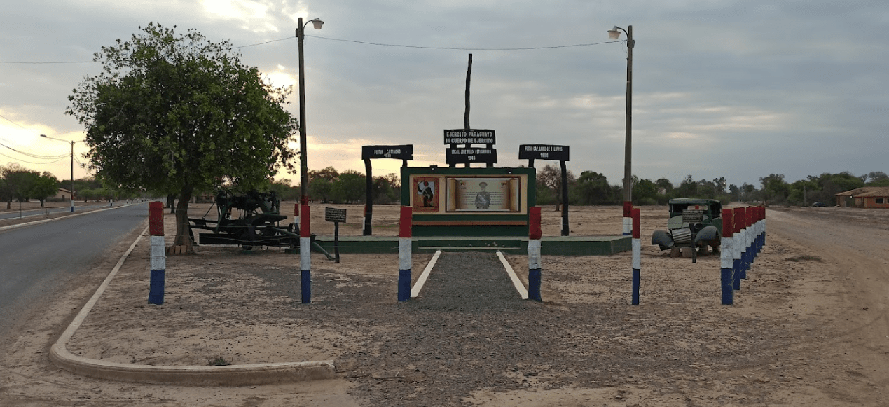 Monumento en la entrada a Mariscal Estigarribia Chaco Paraguay.png