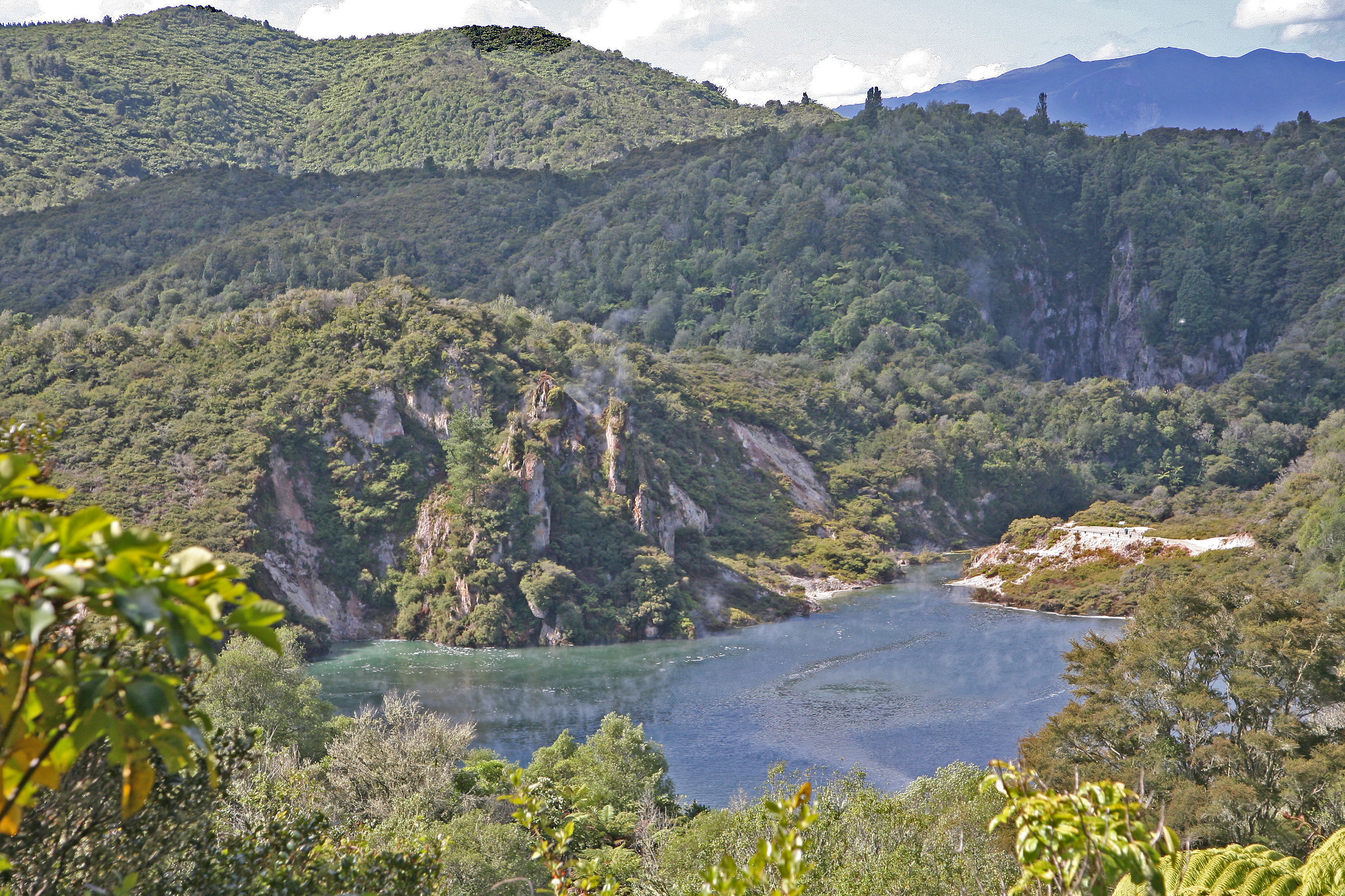 00 1629 Waimangu Valley - Inferno Lake.jpg