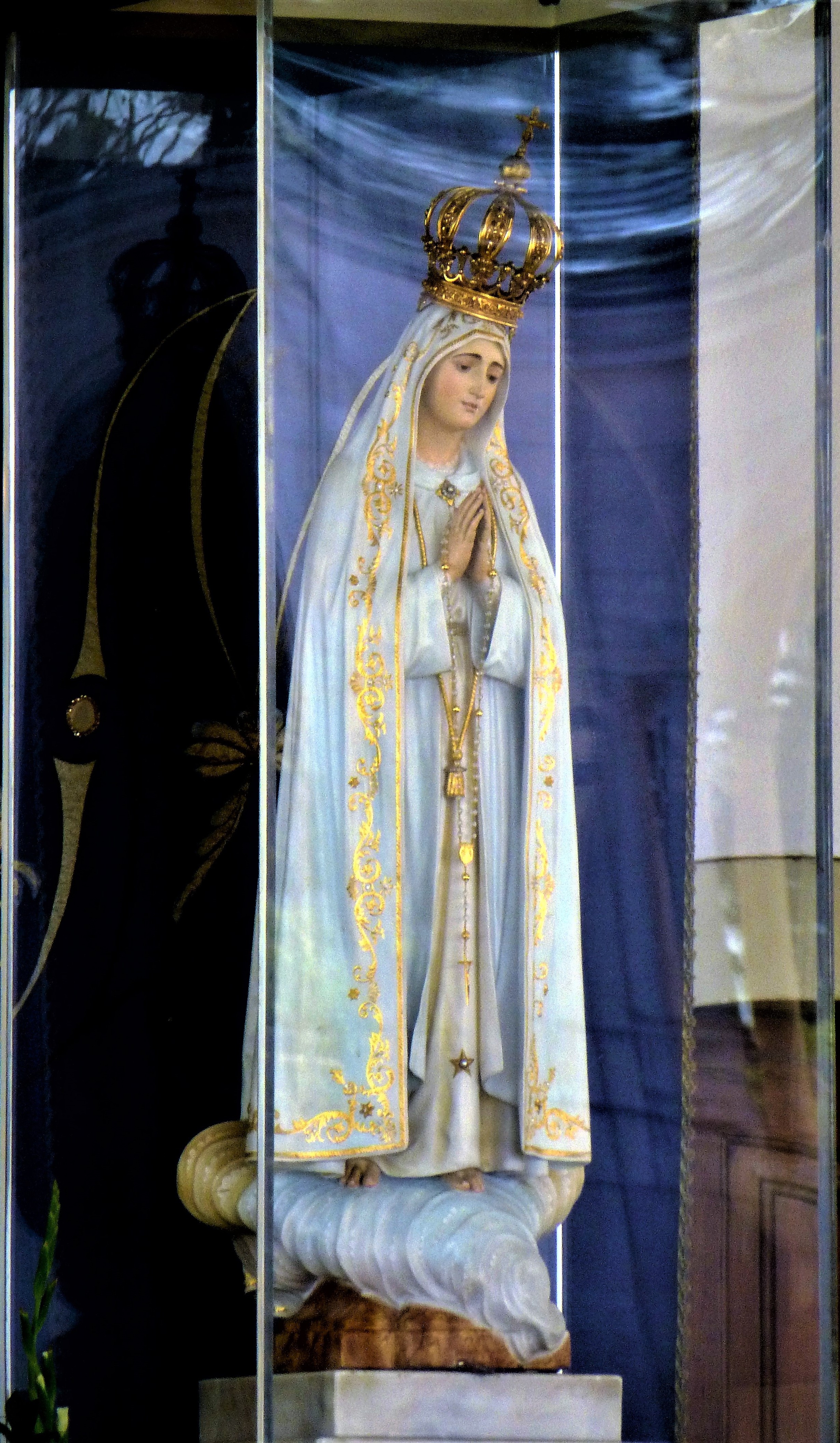 First Sculpture of Our Lady of Fatima.jpg