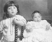 Archivo:Millvina Dean and her brother, Bertram