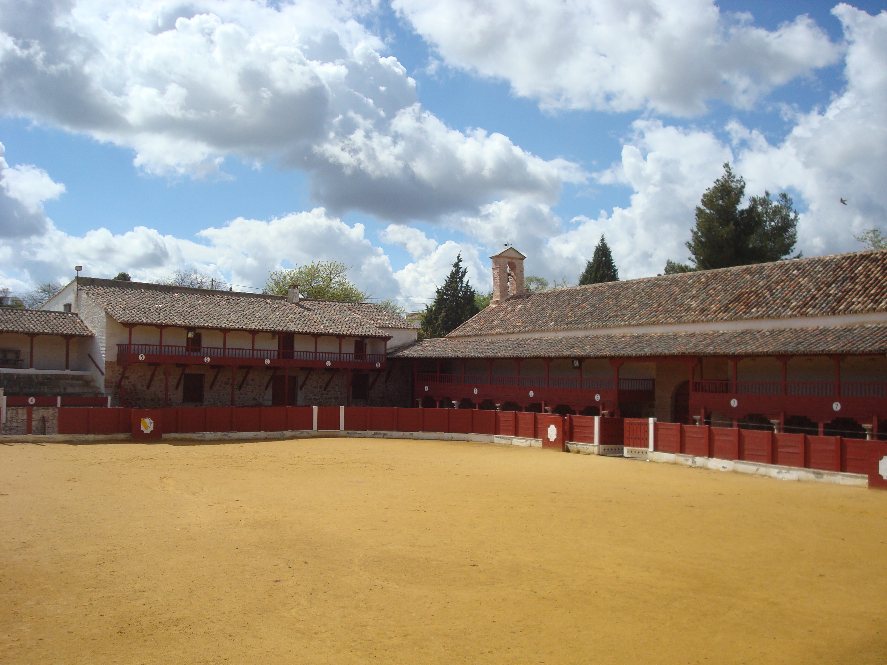 Plaza de toros cuadrada (30077961734).jpg