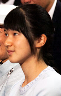 Archivo:Princess Aiko cropped 2 Crown Prince Naruhito Crown Princess Masako and Princess Aiko 20160801