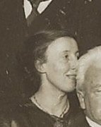 Archivo:Mej. Dr. Hendrika Johanna van Leeuwen (1887-1974). De huldiging van Professor Lorentz bij de Hollandse Maatschappij der Wetenschappen in 1925 (cropped)