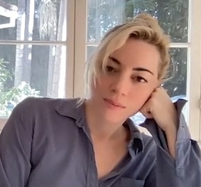 Archivo:Aubrey Plaza AMFM 2022 03