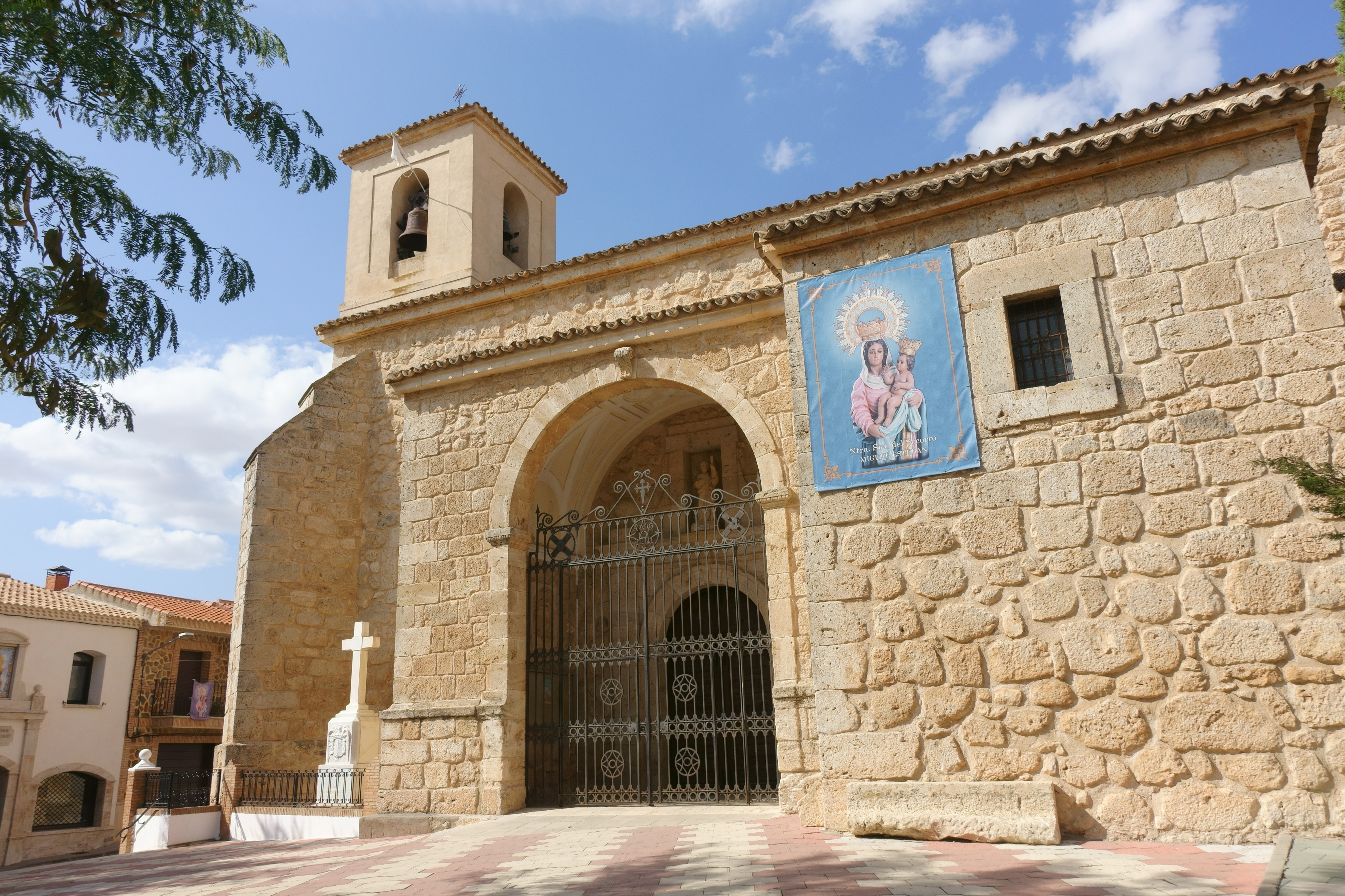 Iglesia de San Andrés Apóstol, Miguel Esteban 01.jpg