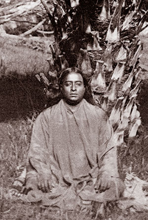 Archivo:Paramahansa-Yogananda-meditating