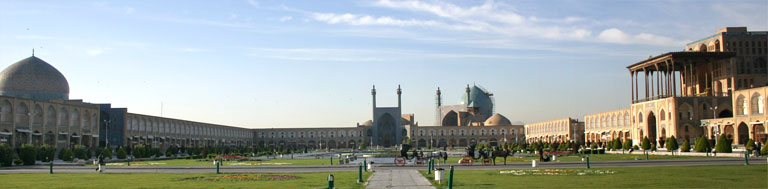 Panorama de la plaza Naqsh-e-Jahan con, de izquierda a derecha, la mezquita del jeque Lotfollāh, la mezquita real y la puerta alta