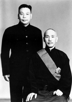 Archivo:Chiang Kai-shek and Chiang Ching-Kuo in 1948