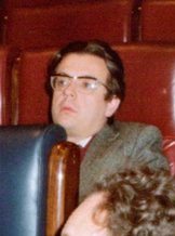 Archivo:(Herrero de Miñón) Adolfo Suárez conversa con el ministro de Relaciones con la CEE. Pool Moncloa. 1 de octubre de 1980 (cropped)