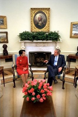 Archivo:George W. Bush & Gloria Macapagal-Arroyo in the Oval Office 2003-05-19