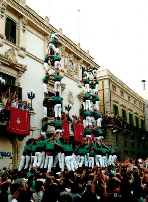 Archivo:Únic 3 i 4 de 9 amb folre descarregats de la història simultaniament Castellers de Vilafranca