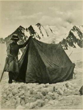 Archivo:Fanny Bullock Workman and Mummery tent