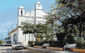 Archivo:Church in Trinidad, Santa Bárbara