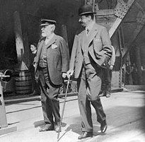 Archivo:Lord-Pirrie-and-Bruce-Ismay-inspecting-Titanic (cropped)