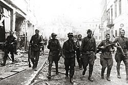 Archivo:19440712 soviet and ak soldiers vilnius