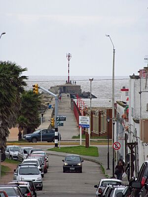 Archivo:2016 Sarandí calle y escollera Montevideo