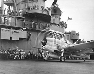 Archivo:A F6F-3 Hellcat from VF-5 makes condensation rings aboard USS Yorktown (CV-10), 20 November 1943 (520641)