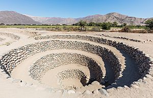 Archivo:Acueductos subterráneos de Cantalloc, Nazca, Perú, 2015-07-29, DD 12
