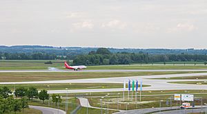 Archivo:Aeroavión de AirBerlin aterrizando en el aeropuerto de Múnich, Alemania, 2012-05-27, DD 02