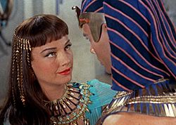 Archivo:Anne Baxter and Yul Brynner in The Ten Commandments film trailer