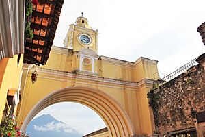 Archivo:Antigua Yellow Clock - Santa Catalina 2