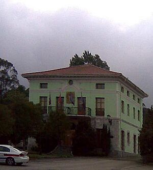 Archivo:Ayuntamiento de Bárcena de Cicero (Gama)