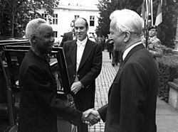 Archivo:Bundesarchiv B 145 Bild-F070296-0088, Bonn, Besuch Präsident von Tansania, Julius Nyerere
