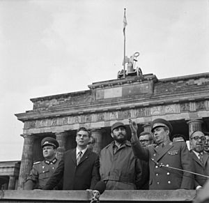 Archivo:Bundesarchiv Bild 183-L0614-040, Berlin, Fidel Castro an der Grenze