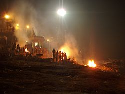 Archivo:Burning ghats of Manikarnika, Varanasi