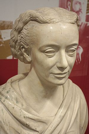 Archivo:Bust of Amelia Edwards, Petrie Museum, University College, London