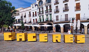 Archivo:Cáceres - Letras de la Plaza Mayor 8