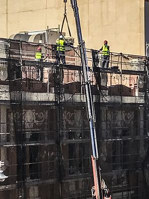 Archivo:COLOCACIÓN REMATE PILASTRA EN EDIFICIO CAMARA COMERCIO MELILLA