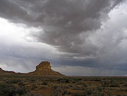Archivo:Chaco Canyon Fajada Butte summer stormclouds