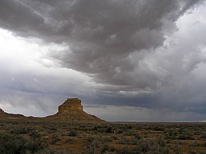 Archivo:Chaco Canyon Fajada Butte summer stormclouds