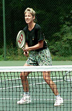 Archivo:Chris Evert playing tennis at Camp David