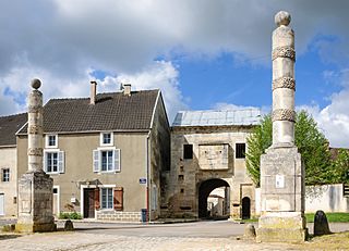 Colonnes et porte de Nuits Bourgogne.jpg