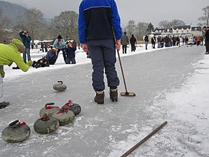 Archivo:Curling on Lake of Menteith - geograph.org.uk - 1756810