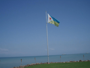 Archivo:Djibouti Flag flying near the Sea