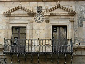 E07 Casa de la Vila, façana renaixentista, balconada.jpg