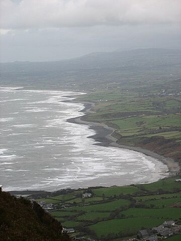 Archivo:Embayments and headlands in a stormy Caernarfon Bay - geograph.org.uk - 630202