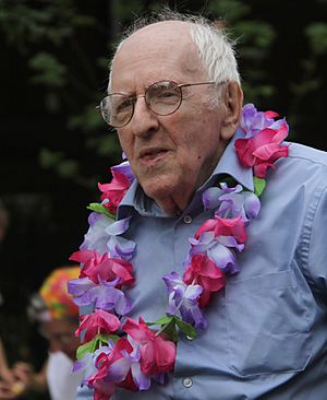 Archivo:Frank Kameny June 2010 Pride 1