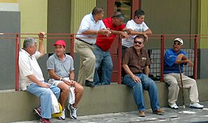 Archivo:Friends chatting outside the Mercado in Ponce, Puerto Rico