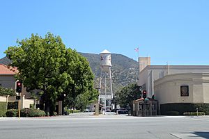 Archivo:Gate 4 Warner Bros. Studios