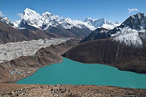 Archivo:Gokyo Lake, Ngozumpa Glacier, Arakamtse, Cholatse, Nepal, Himalayas